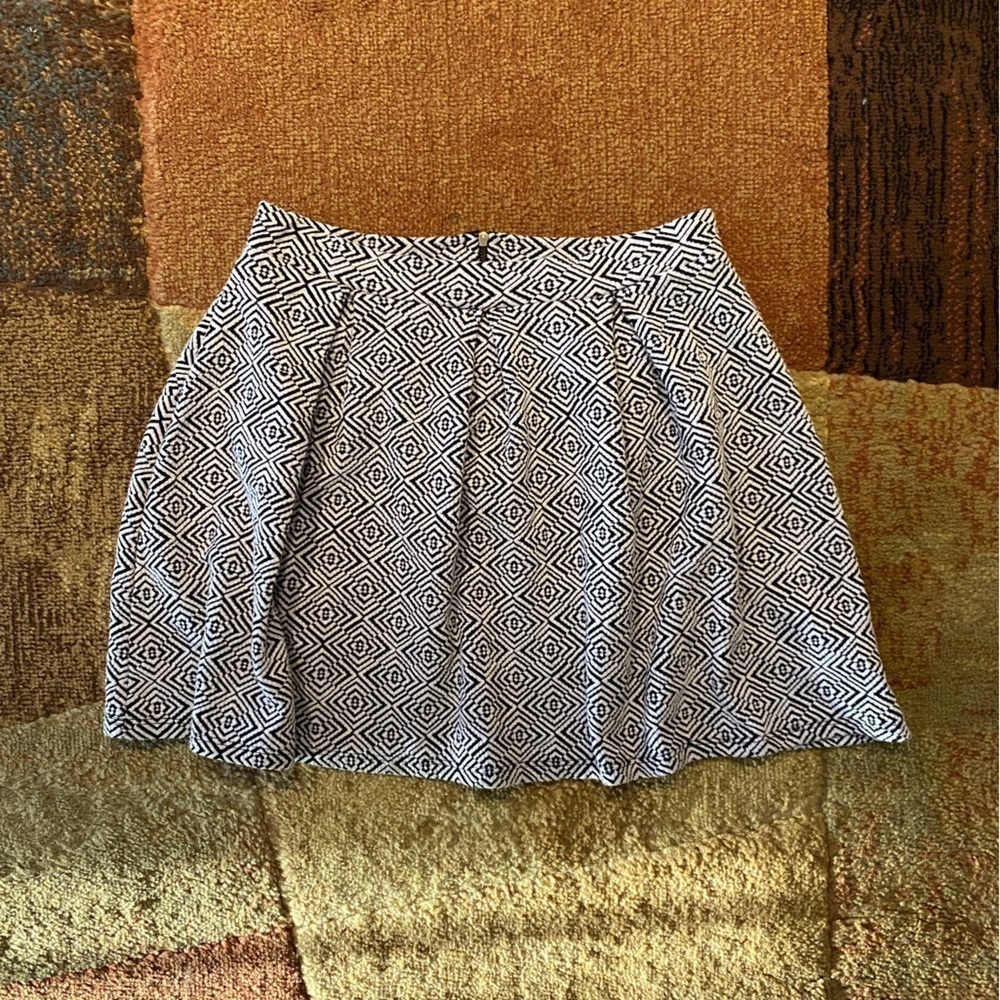 Super Soft Geometric Patterned Black and White Skirt